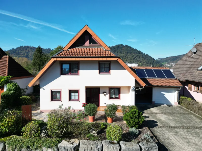 Straßenseite - Haus kaufen in Waldkirch - Aus erster Hand: Einfamilienhaus in bester Lage von Waldkirch