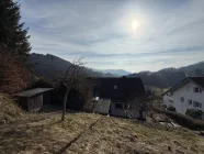 Blick vom Garten über das Haus hinweg