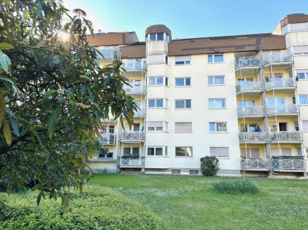 Rückseite - Wohnung kaufen in Karlsruhe - Helle 3 Zimmer Wohnung mit 2 Balkonen in der Weststadt