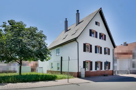 Seitenansicht  - Haus kaufen in Niefern-Öschelbronn - Viel Platz! Wohnhaus mit Scheune und Ausbaureserve!