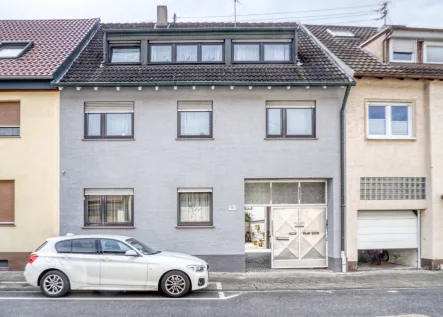 Außenansicht - Haus kaufen in Karlsruhe / Knielingen - Gut vermietetes Dreifamilienhaus in gefragter Lage