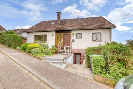 Straßenansicht - Haus kaufen in Remchingen-Nöttingen - Gemütliches Eigenheim mit Einliegerwohnung in Remchingen-Nöttingen