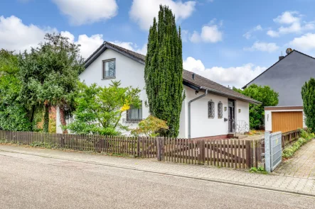 Vorderansicht - Haus kaufen in Linkenheim-Hochstetten / Linkenheim - Einfamilienhaus für die anspruchsvolle Familie in sehr ruhiger und begehrter Lage
