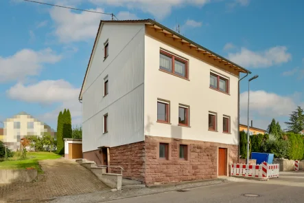 Straßenseite - Haus kaufen in Birkenfeld - Charmantes Zweifamilienhaus mit großem Garten und Potential zur Modernisierung in Birkenfeld-OT