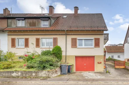 Straßenansicht - Haus kaufen in Remchingen-Nöttingen - Doppelhaushälfte mit Scheune und Garten