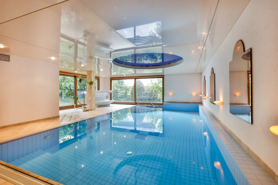 Blick ins Schwimmbad - Haus kaufen in Pforzheim - Einzigartiges Anwesen mit viel Charme sucht neues Glück!