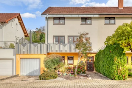 Hausansicht - Haus kaufen in Gaggenau / Ottenau - Charmante 80er-Jahre Idylle: Doppelhaushälfte mit Traumblick in bevorzugter Lage von Gaggenau Ottenau