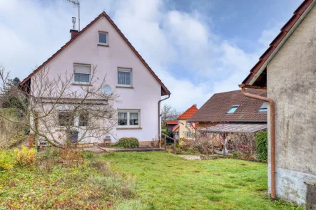 Rückansicht - Haus kaufen in Remchingen-Nöttingen - Modernisierungsbedürftiges Eigenheim auf großem Grundstück