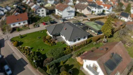 Exclusives Wohnhaus mit Schwimmbad  - Haus kaufen in Neuhausen - Großzügiger Bungalow in Bestlage!