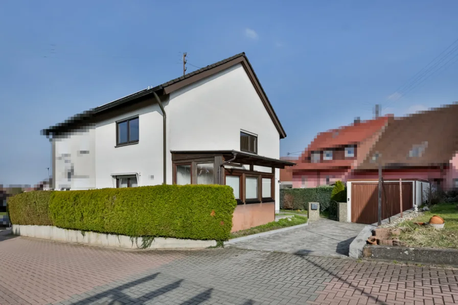 Straßenansicht - Haus kaufen in Straubenhardt-Schwann - Teilmodernisierte Doppelhaushälfte für die kleine Familie