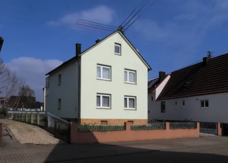Vorderansicht - Haus kaufen in Kandel - Schönes Zweifamilienhaus mit großem Grundstück in Kandel!