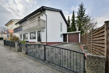 Ansicht - Haus kaufen in Pforzheim - Charmante Doppelhaushälfte in TOP-Lage!