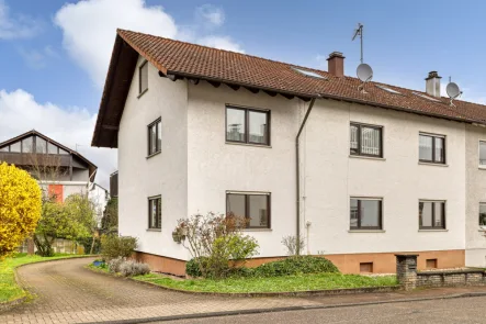 Straßenansicht - Haus kaufen in Pfinztal-Söllingen - Vielseitiges Zweifamilienwohnhaus auf großem Grundstück