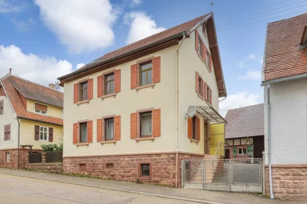 Vorderansicht - Haus kaufen in Karlsbad-Ittersbach - Zweifamilienhaus mit Scheune und Baulücke