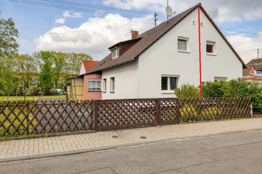 Titelbild - Haus kaufen in Karlsruhe / Neureut - Doppelhaushälfte mit Einliegerwohnung in Neureut – die ideale Chance fürs Eigenheim!