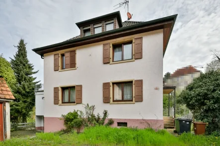 Außenansicht - Haus kaufen in Ispringen - **Sanierung erforderlich! 2-FH in zentraler Lage in Ispringen zu verkaufen!**