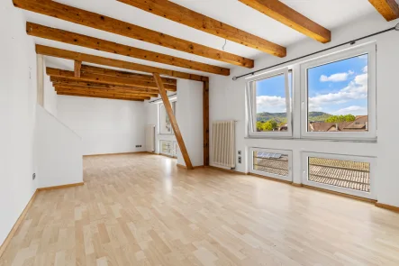 Wohn- und Essbereich - Wohnung kaufen in Baden-Baden - Dachgeschosswohnung mit Charme und herrlichem Ausblick auf den Schwarzwald