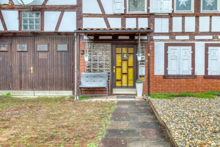 Hauseingang - Haus kaufen in Remchingen-Singen - Einfamilienhaus mit Ausbaumöglichkeit, Scheune und Garten