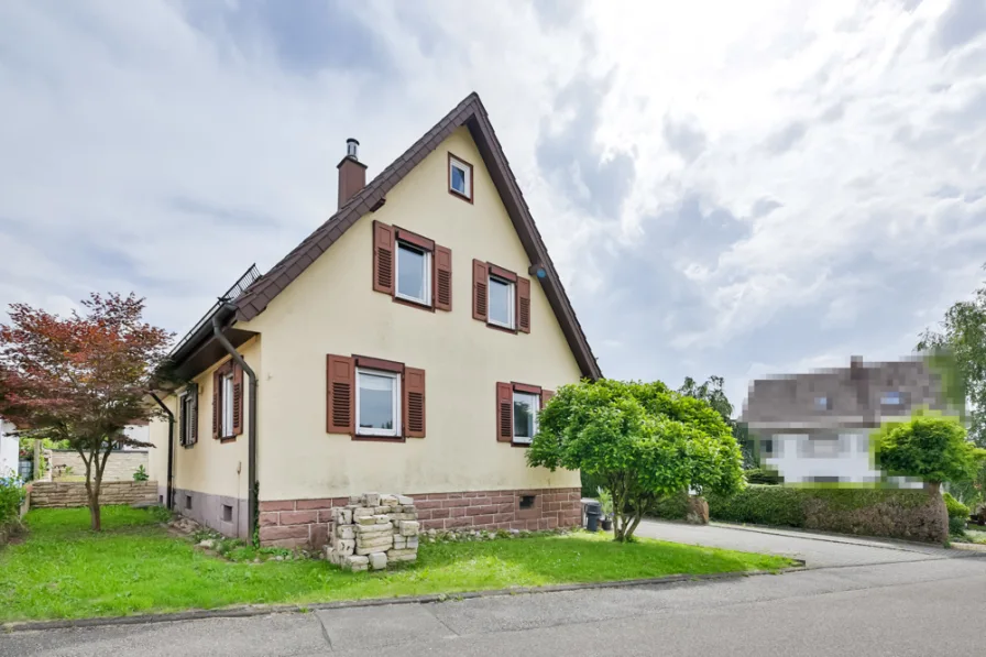 Straßenansicht mit Zufahrt - Haus kaufen in Straubenhardt / Schwann - Einfamilienhaus mit Potential