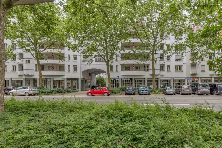 Titelbild - Wohnung kaufen in Karlsruhe - Barrierefreie 3-Zimmerwohnung mit Südloggia und Tiefgaragenstellplatz in der Karlsruher Innenstadt!