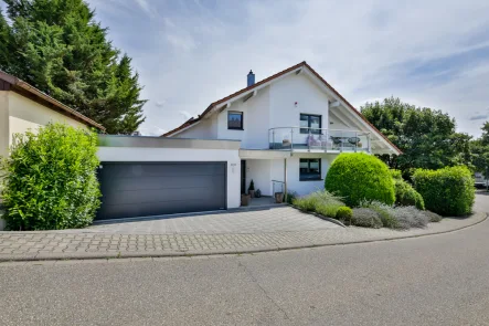 Straßenansicht mit Doppelgarage - Haus kaufen in Pforzheim - Exklusive Zweifamilienhaus-Villa mit Privatsphäre und Einliegerwohnung!