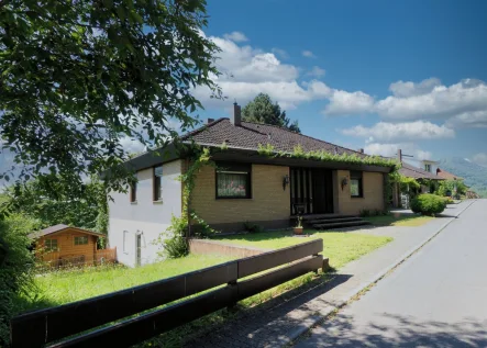 Außenansicht - Haus kaufen in Albersweiler - Schöner Bungalow mit traumhaftem Ausblick in Albersweiler!