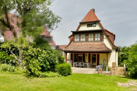 Ansicht von hinten mit Terrasse - Haus kaufen in Pforzheim / Sonnenberg - Liebhaberobjekt mit Charme...