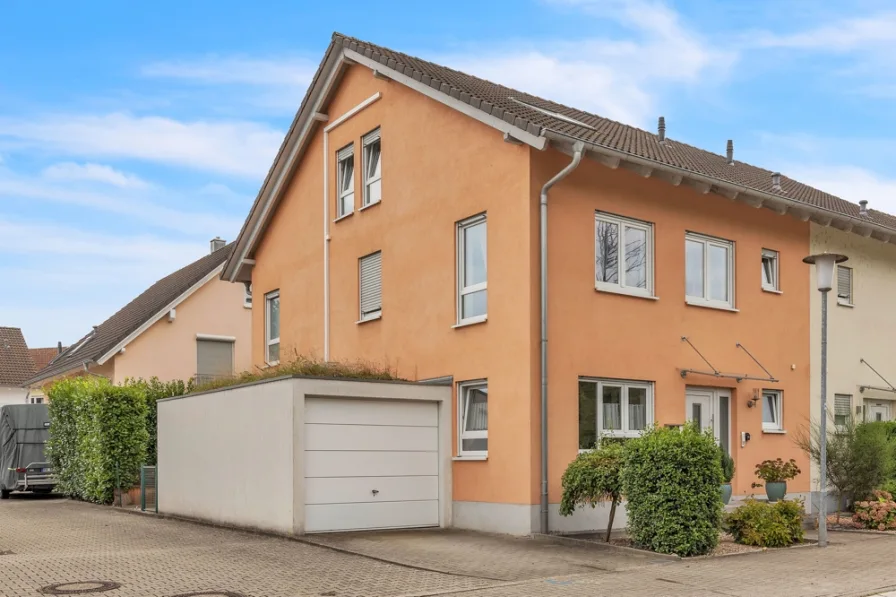 Hausansicht - Haus kaufen in Kuppenheim - Traumhafte Doppelhaushälfte in Kuppenheim!