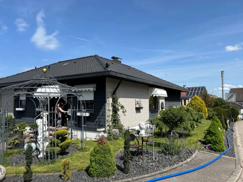 Straßenansicht - Haus kaufen in Neuhausen - Charmanter Eck-Bungalow mit Stil - auch für Senioren geeignet!