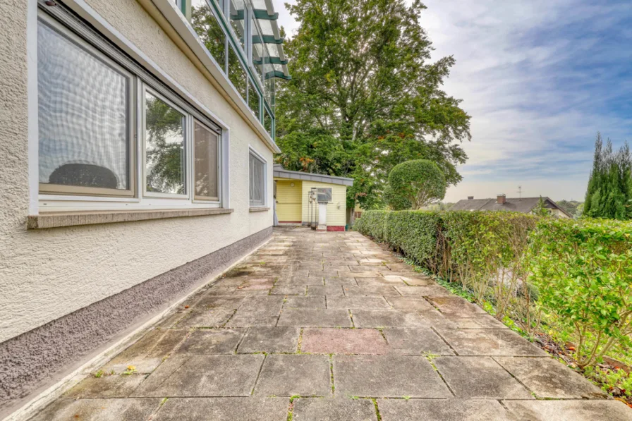 Außenansicht untere Ebene mit großer Fensterfront und Zugang zur Terrasse