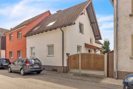 Außenansicht - Haus kaufen in Wörth am Rhein - Sofort bezugsfrei! Charmantes Einfamilienhaus in Wörth am Rhein!