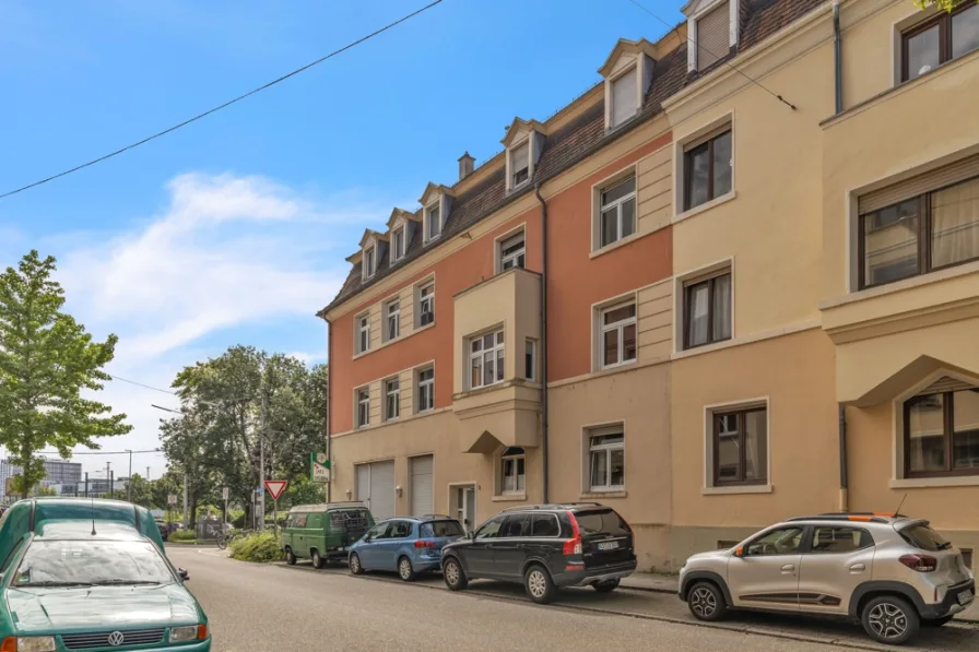 Seitenansicht Hausfront - Wohnung kaufen in Karlsruhe - Familienfreundliches Altbau-Duo: Zwei Wohnungen mit Potenzial im Herzen von Karlsruhe