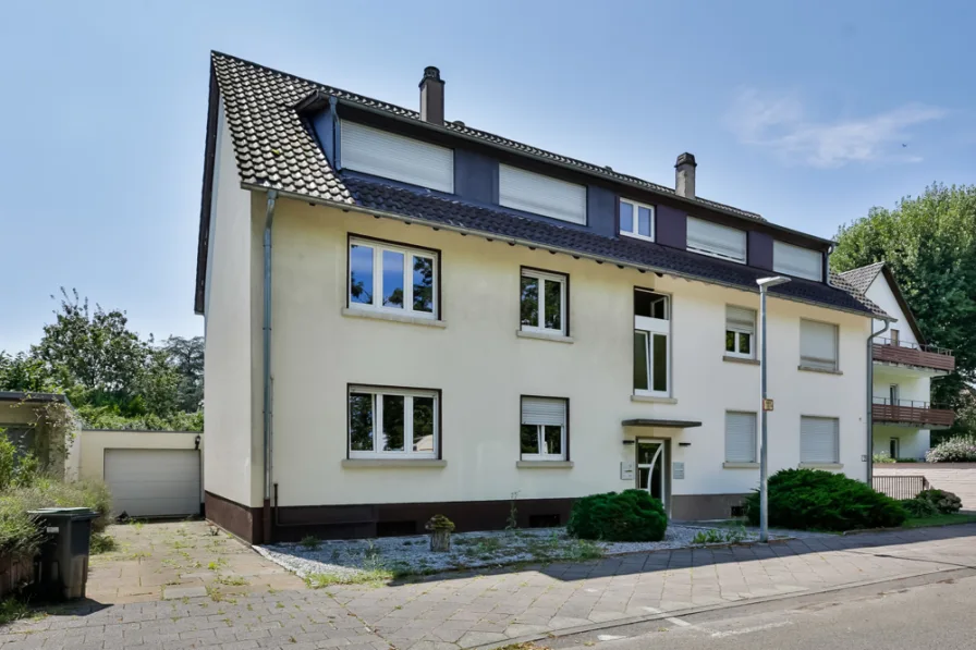 Straßenansicht - Haus kaufen in Karlsruhe - Grünes Wohnen in Karlsruhe-Bulach: Charmantes Zweifamilienhaus mit Garten und Garage