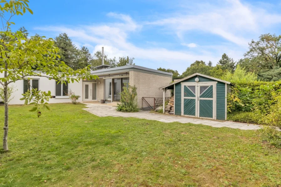 Titelbild - Haus mieten in Karlsruhe / Waldstadt - Wohnen auf einer Ebene – Barrierefreier Bungalow in traumhafter Lage für Paare oder Senioren