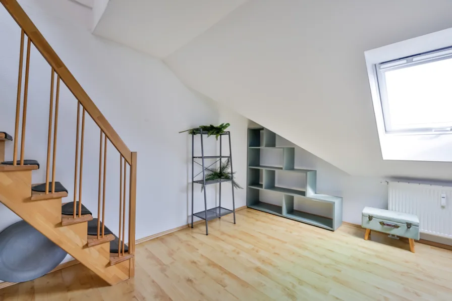 Zimmer mit Treppe zum Studio