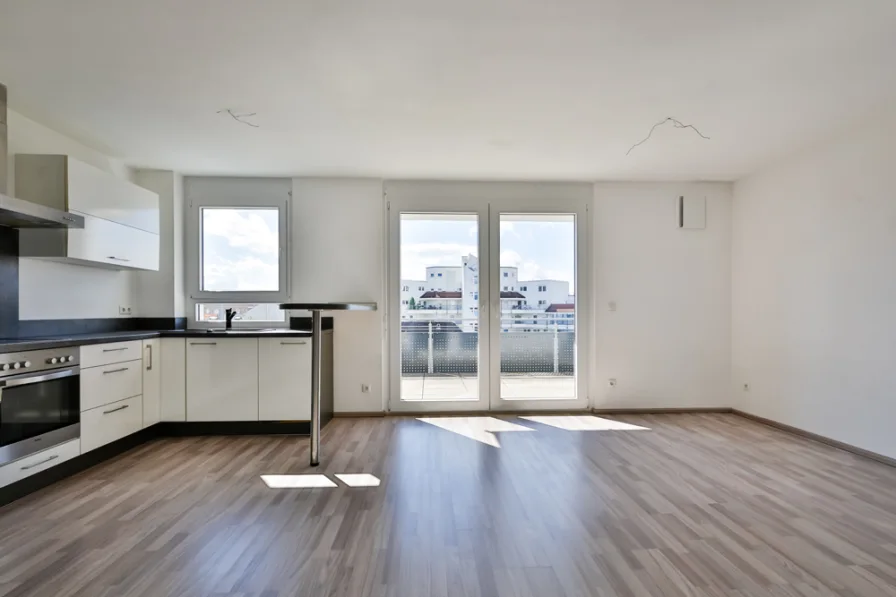 Wohzimmer mit offener Küche - Wohnung kaufen in Rastatt - Moderne Eigentumswohnung mit großem Balkon - Ebenerdig mit Lift