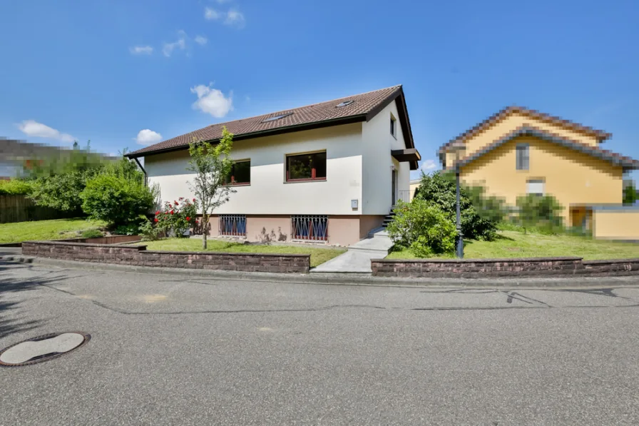 Straßenansicht - Haus kaufen in Karlsbad-Mutschelbach - Zweifamilienhaus in guter Lage