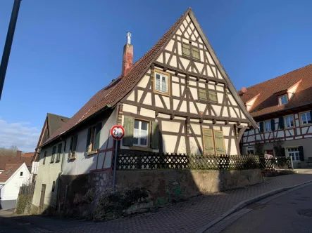 Straßenansicht - Haus kaufen in Königsbach-Stein - Historisches Anwesen