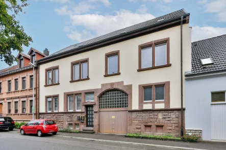 Straßenansicht - Wohnung kaufen in Bruchsal / Heidelsheim - Attraktive 2-Zimmer-Wohnung mit Terrasse und Garten – Ideal für Singles oder Paare