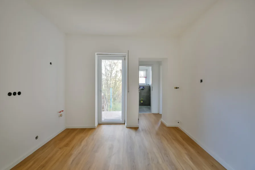 großzügige Küche mit Zugang zum Balkon - Musterwohnung 