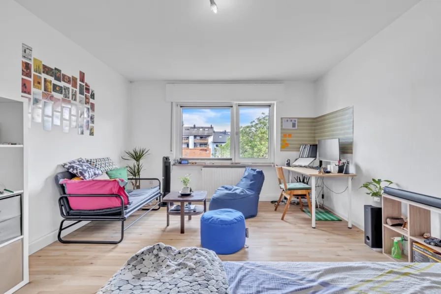 Zimmer 1 - Wohnung kaufen in Karlsruhe - 5-Zimmer-Wohnung mit toller Aufteilung und großem Potenzial durch ausbaubaren Speicher mit 168 m²