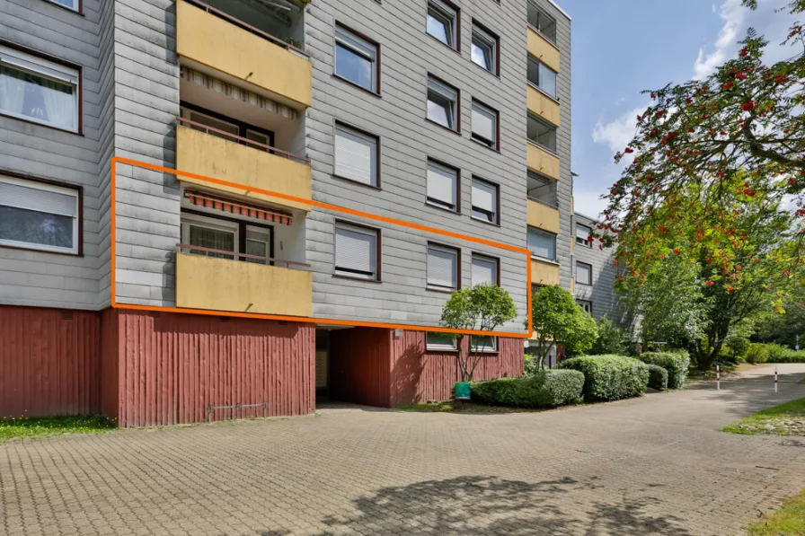 Straßenansicht - Wohnung kaufen in Pforzheim - Solide Anlage in gepflegtem Umfeld - 3-Zimmer-ETW mit Stellplatz!