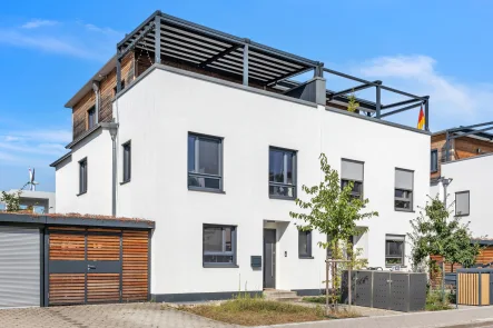 Hausfront 1 - Haus kaufen in Karlsruhe / Knielingen - Familienidylle im Bauhaus-Stil – lichtdurchflutet, nachhaltig und energieeffizient!