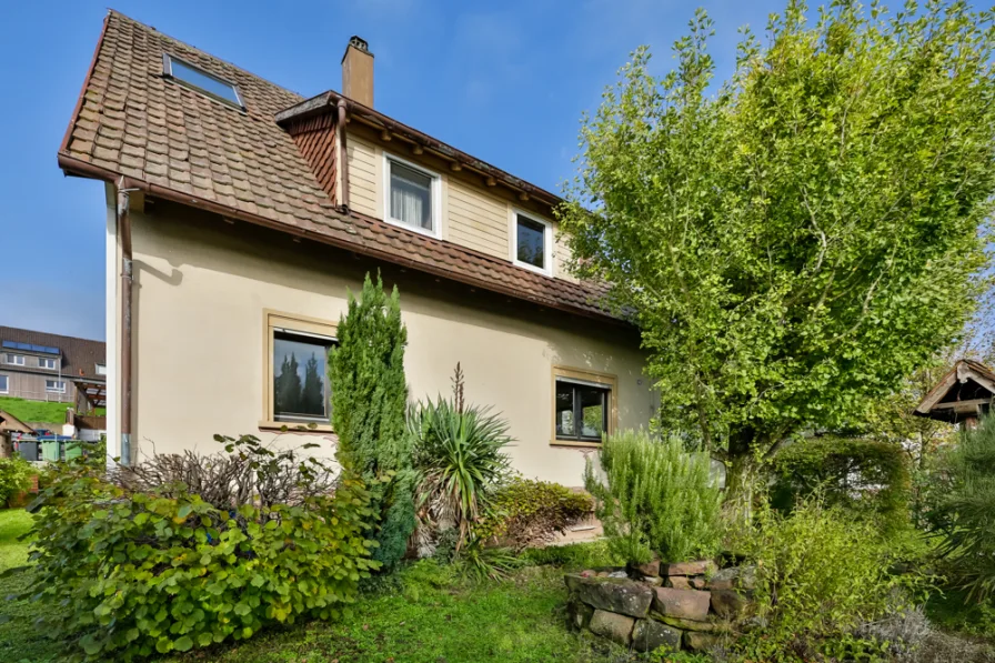 Gartenansicht - Haus kaufen in Königsbach-Stein / Königsbach - Freistehendes EFH in zentraler Lage von Königsbach zu verkaufen!