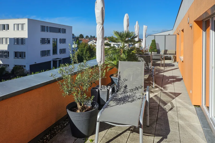 Terrasse im Sommer - Wohnung kaufen in Bruchsal - Leben mit Stil und Ausblick: Penthouse-Wohnung in ruhiger Bestlage