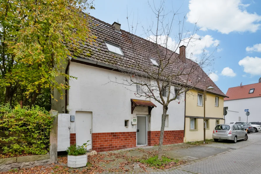 Straßenansicht - Haus kaufen in Mühlacker / Dürrmenz - Sanierungsbedürftiges Einfamilienhaus mit Potenzial und Charme!