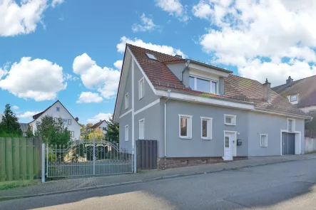 Straßenansicht - Haus kaufen in Keltern / Weiler - Teilmodernisiertes Wohnhaus mit Scheune