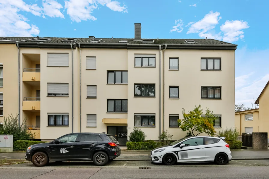 Straßenansicht - Wohnung kaufen in Karlsruhe - Vermietete 3-Zimmerwohnung mit Tiefgaragenstellplatz in Grünwinkel!