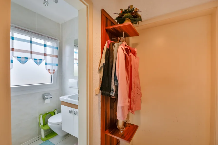 Garderobe und separates WC EG