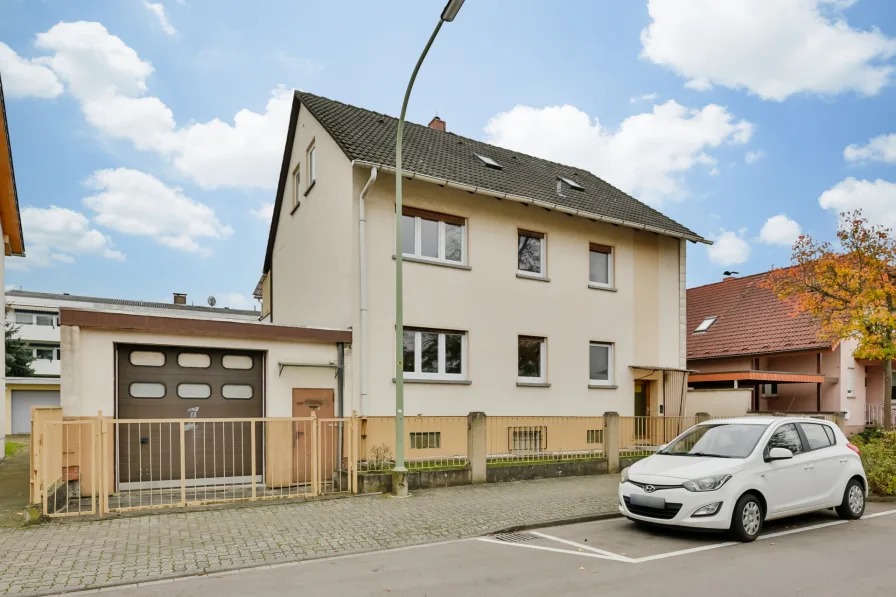 Straßenansicht - Haus kaufen in Karlsruhe / Neureut - Mehrfamilienhaus mit vielseitiger Werkstatthalle und Garage eine Investition mit Mehrwert!